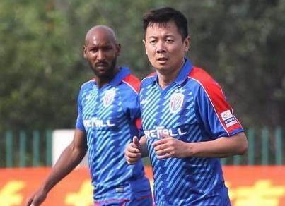 踢球的胖子是谁,足球场上的胖子