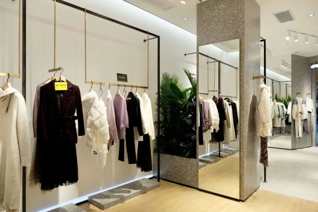 谁说服装店不行了？这个低调的女装却悄悄地开了1200多家店