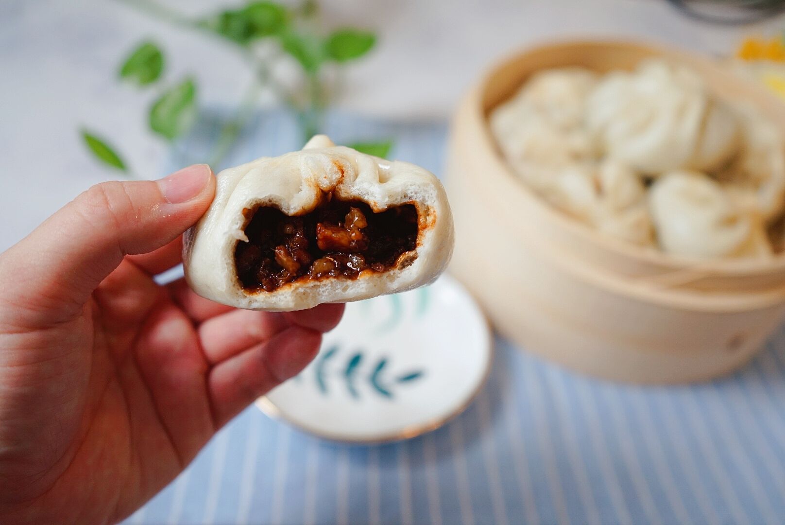 迎头伏学面食，这道全民大爱的酱肉包，配料调味都讲究，一看就会
