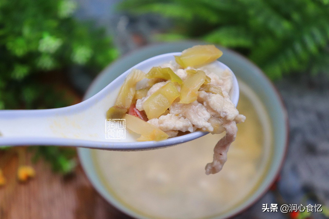 “大陆人吃不起榨菜”，我奢侈一回，用涪陵榨菜做道荤汤，羡慕吧