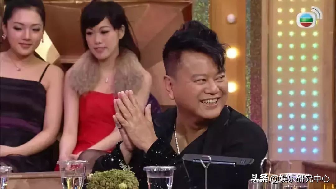 TVB爱国艺人！两次破产，和香港第一古装美女结婚40年至今无子…