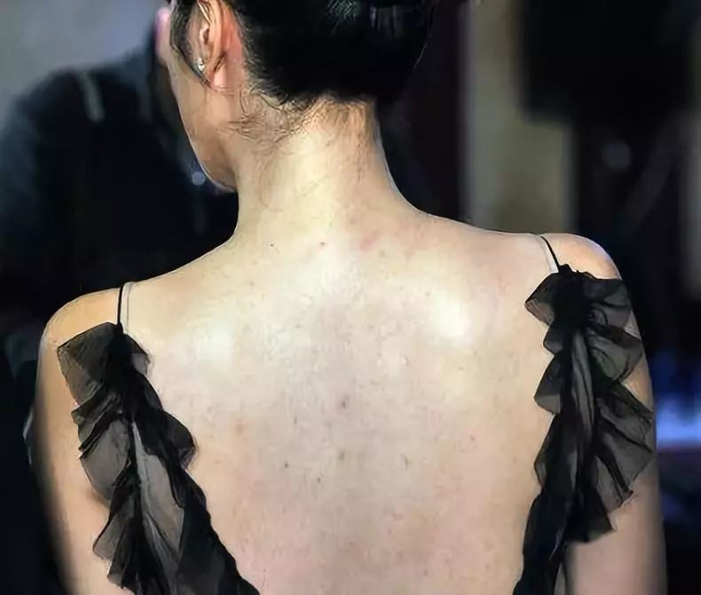 王鸥露背照片,王鸥最新露背写真