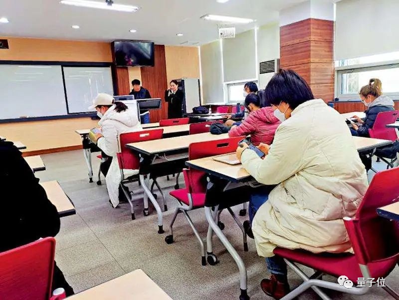 “金主爸爸快回来交学费吧！”疫情让中国留学生难以返校，国外高校面临资金短缺