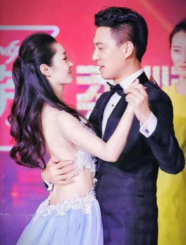 看过靳东的“装”，才知他“德艺双馨”艺术家人设崩得一点都不冤