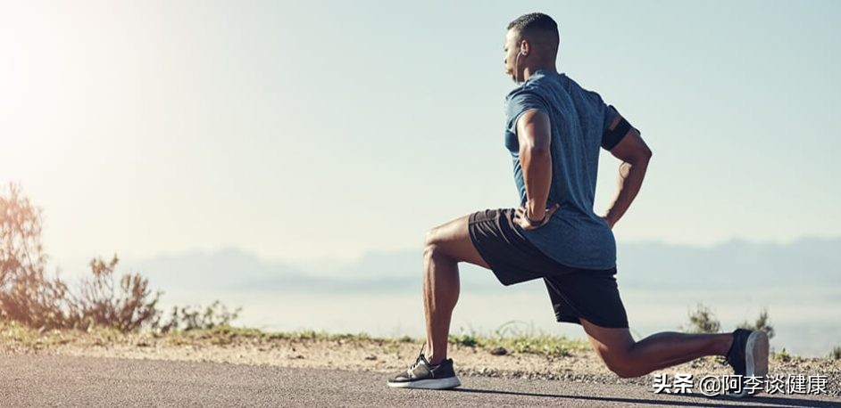 膝盖疼？比起正向弓步蹲，其实你更应该多做反向弓步蹲