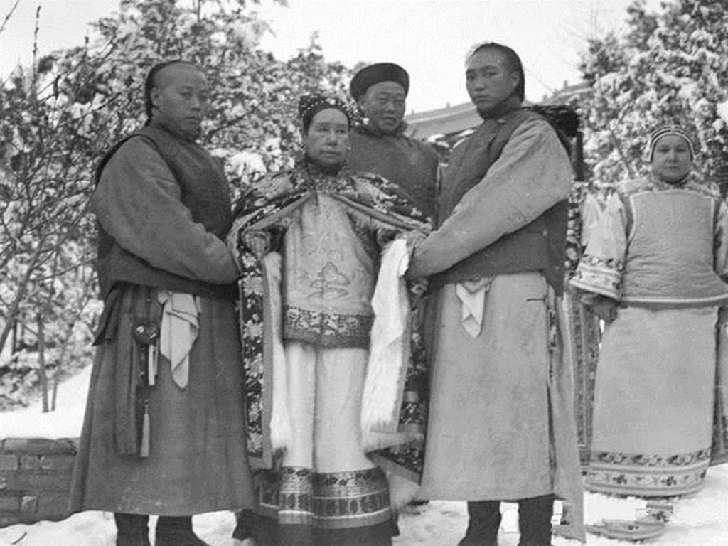 李莲英墓被打开完整视频,1966年李莲英墓被发掘