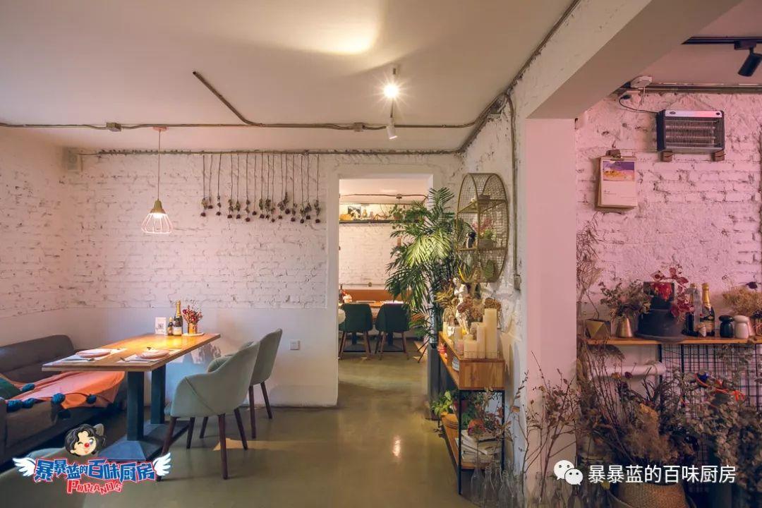 来这家店你真没办法好好吃饭，每道菜都堪比艺术品，好吃到光盘