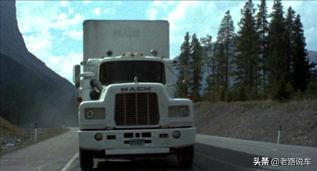 斗牛犬品牌卡车,斗牛犬在汽车上的视频