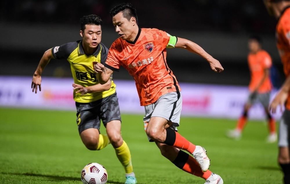 烂尾的大湾区德比!恒大爆冷1-2负于深圳,登顶一轮就被扯下来了