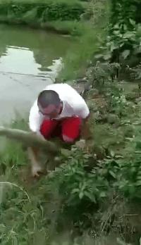 搞笑GIF开心一刻：妹子这技术不行，摔得可很不轻啊