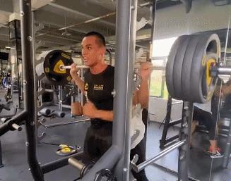 他身高183公分,胸肌硕大差点把衬衫撑爆,这身材简直绝了