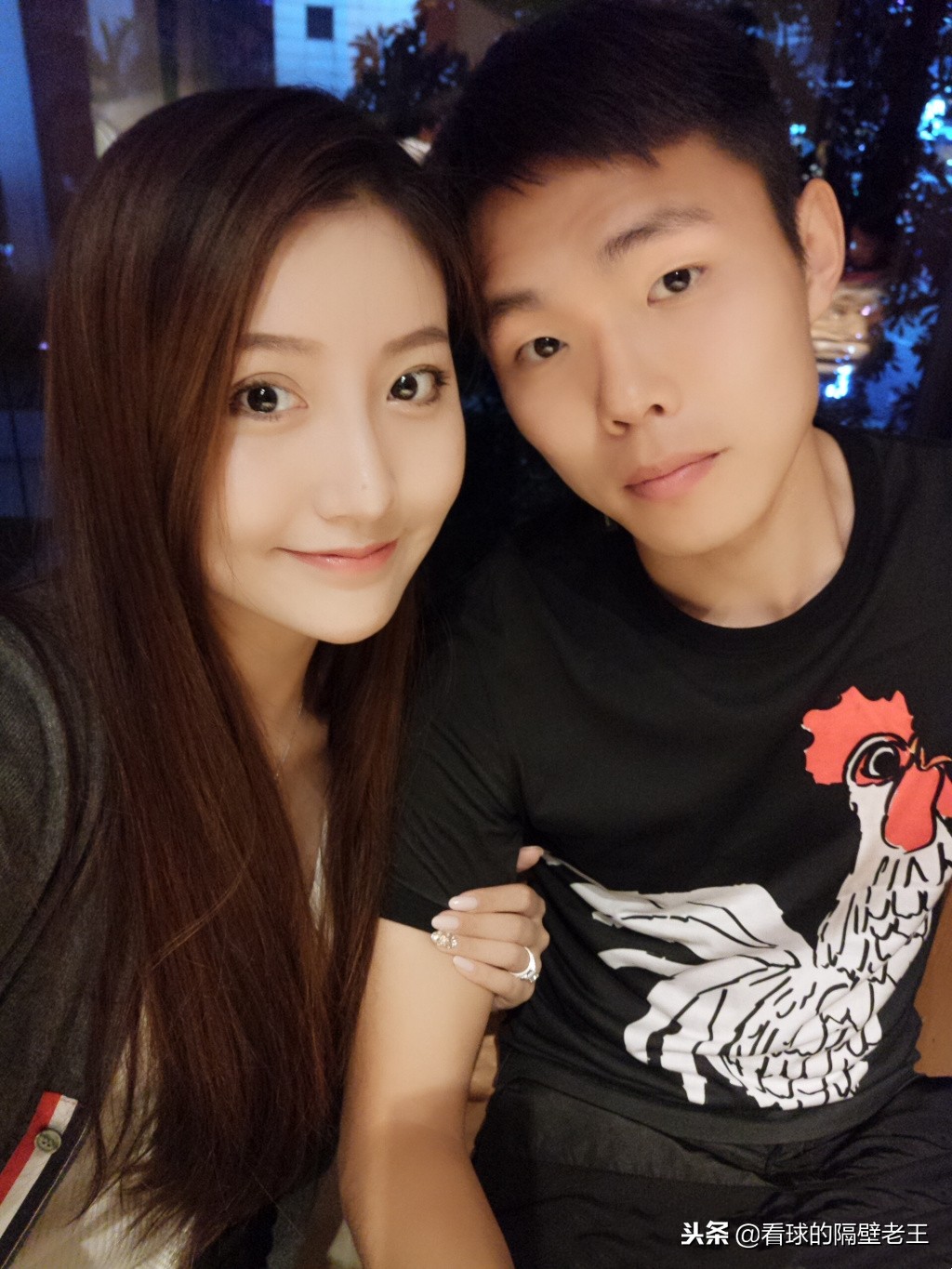 帮家乡队保级成功的功臣，老婆走T台大展好身材，他却抢镜秀恩爱