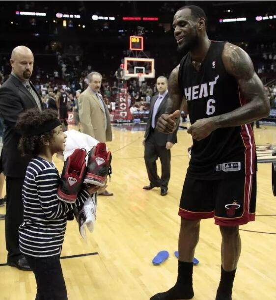 nba球星穿的球鞋多少钱,nba球星球鞋哪个人最贵