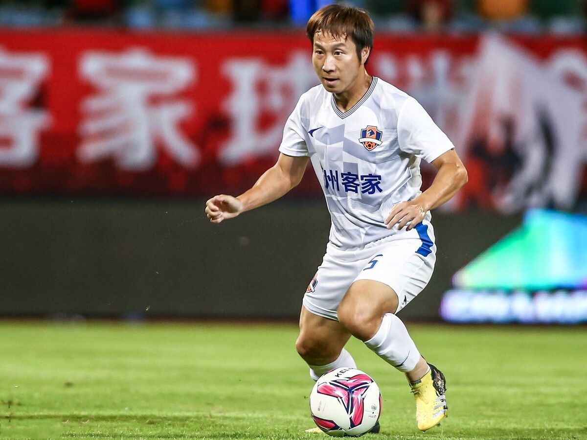 丢脸！广东1球队教练不满球员领红牌，冲进足球场锁喉主裁判