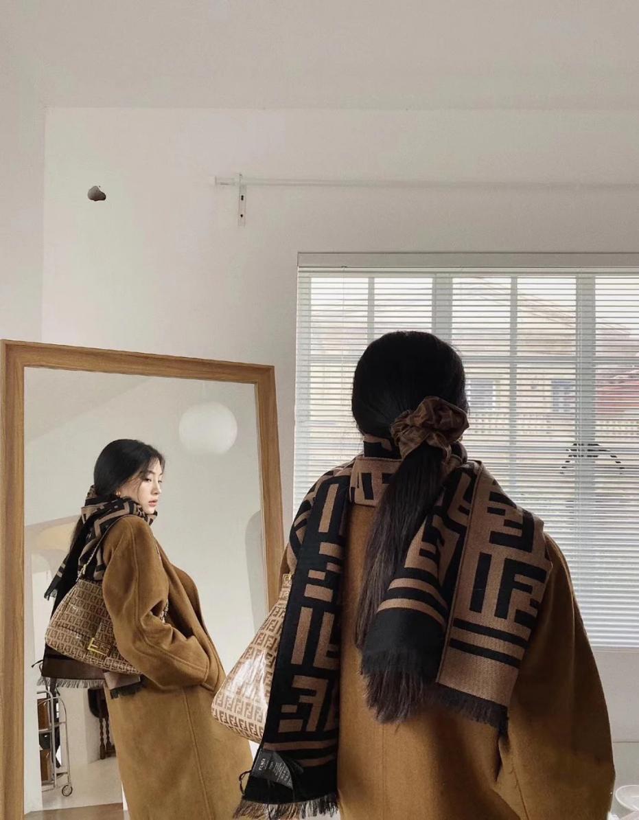 江疏影的衣服和围巾搭配好精致,江疏影穿什么颜色围巾好看