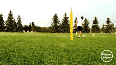 简单又实用的过人技巧足球,足球过人技巧空中摆动腿