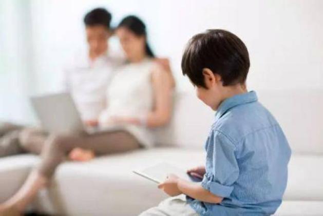 长大了孩子习惯咬指甲心理,从小爱咬指甲的孩子长大会变如何