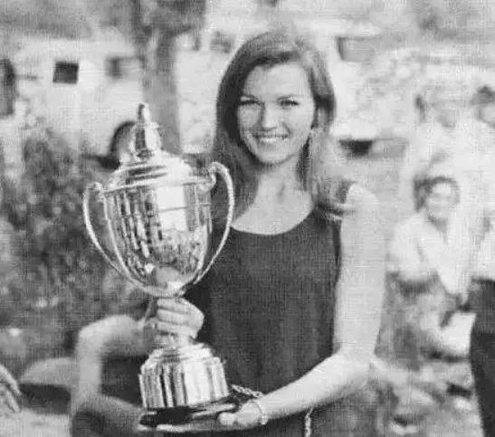 60岁拍裸照,惊艳T台,培养出身价200亿儿子:年龄从来不是问题