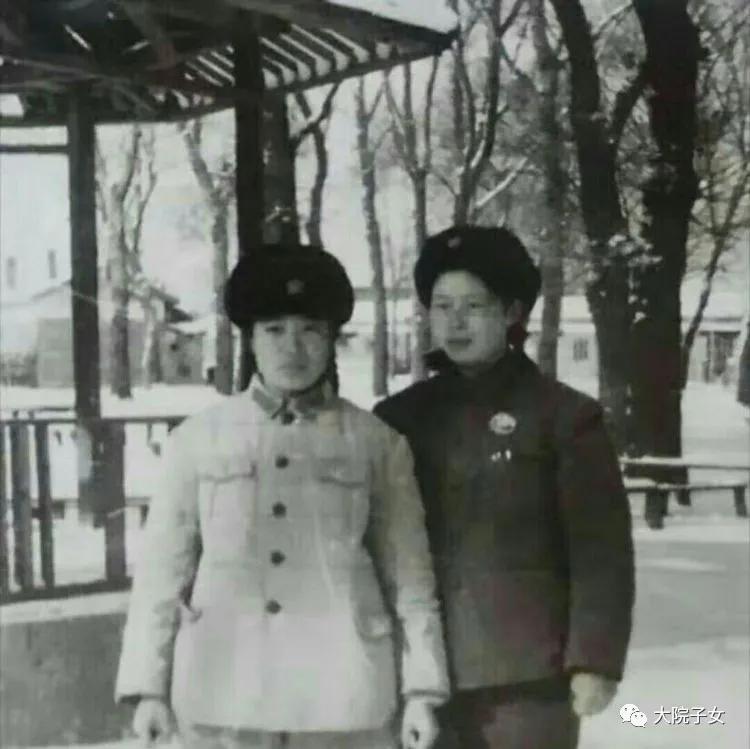 我从小在军营生活长大,我是在部队大院长大的