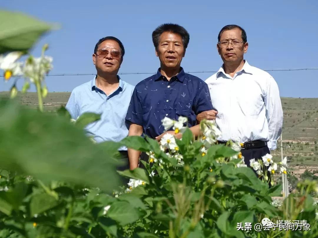 喜见斯人真福气，得和红玉缔良缘