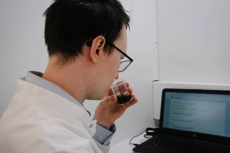 女友看上了莱昂纳多？世界首富争锋吃醋，秀肌肉“威胁”小李子