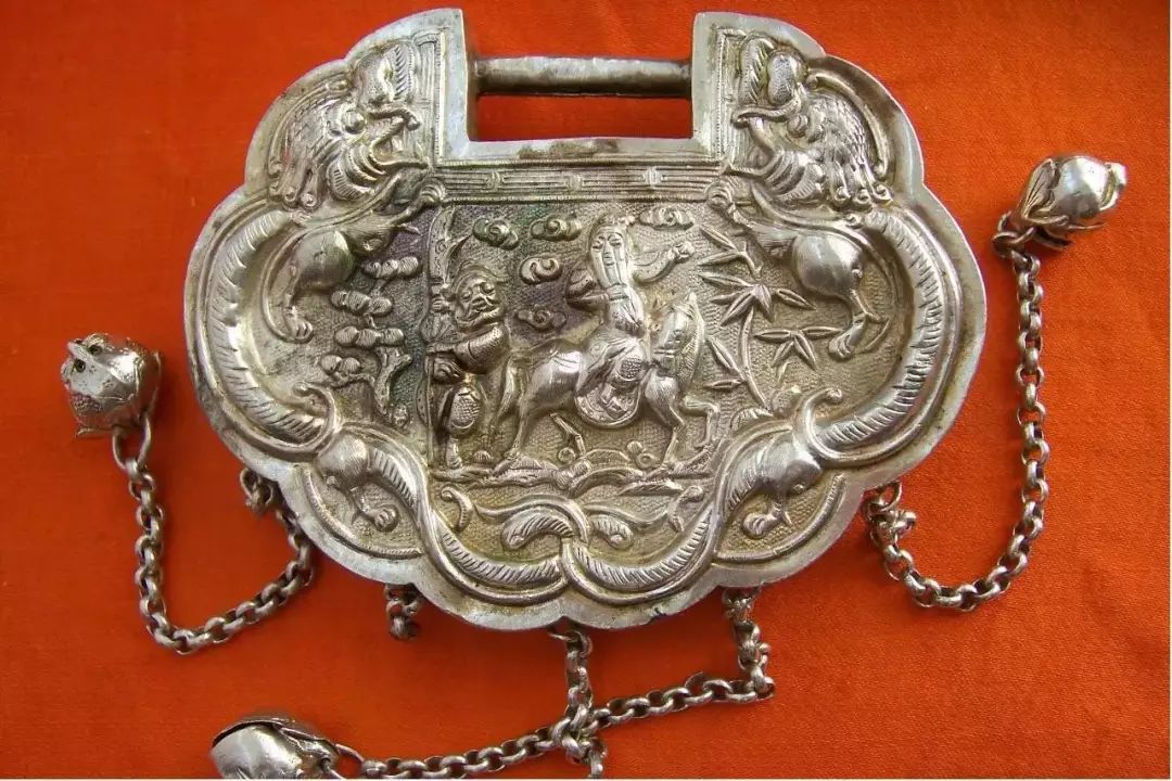 长命锁给娃戴,长命锁祝福视频