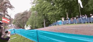 边三轮“挎子”为什么主车是歪的，边车是斜的？