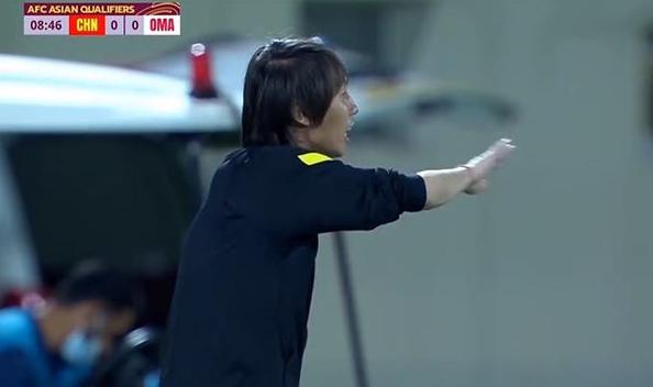 李铁在场边大喊大叫,李铁场边大喊大叫