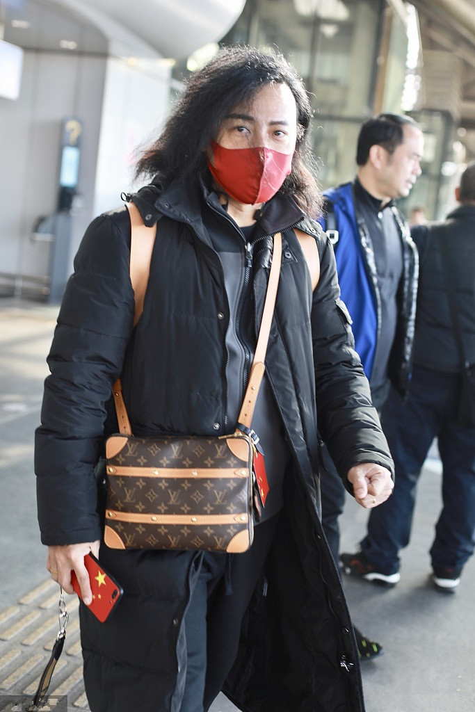 陈志朋真够了，一身宽松穿成“200斤胖子”，戴红色口罩吸睛惹眼