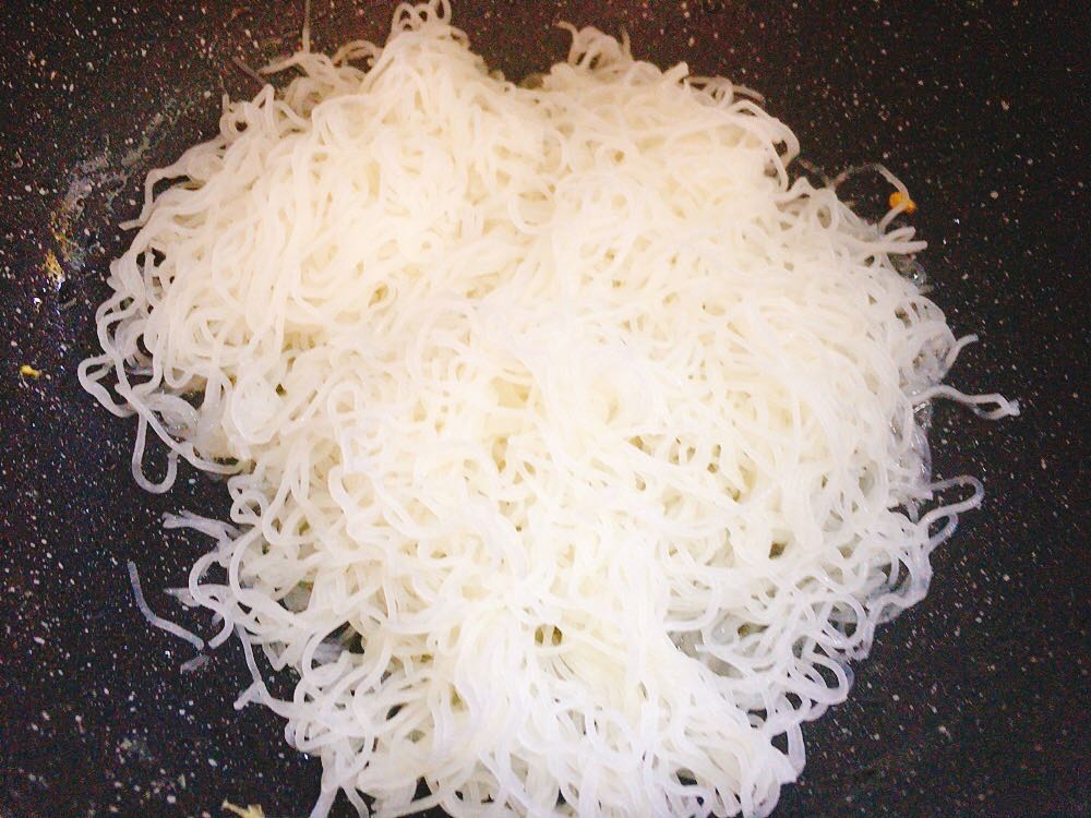 炒大锅米粉怎么炒不会粘在一起,广东米粉泡到什么程度才可以炒