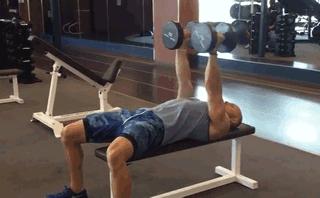 如何练胸肌中缝和下沿图解,胸肌中间练不厚