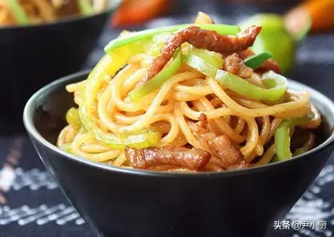 5星饭店大厨教你炒面做法，步骤简单，面条不起坨不粘，劲道好吃