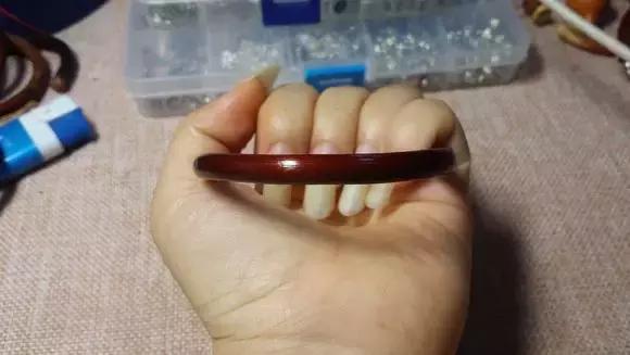 山上砍的木头做架子,山上藤条编织