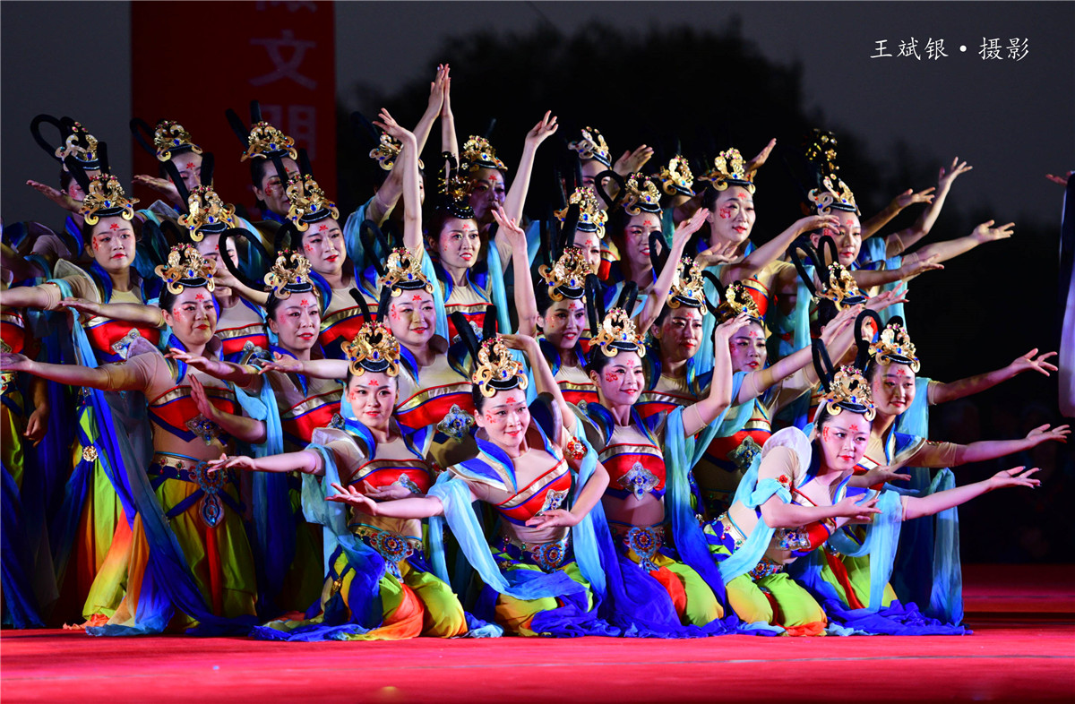 适合穿敦煌服跳的舞,跳敦煌舞服装