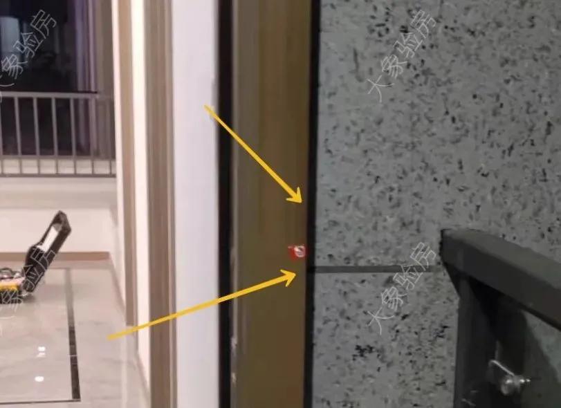 收房发现墙顶维修痕迹,精装房交房时踢脚线乳胶漆脱落