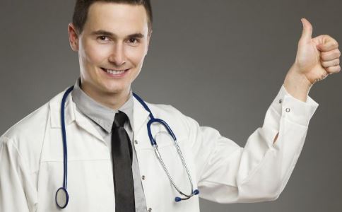 男人40岁尿很黄异味很重什么原因,男人尿多尿黄是什么原因