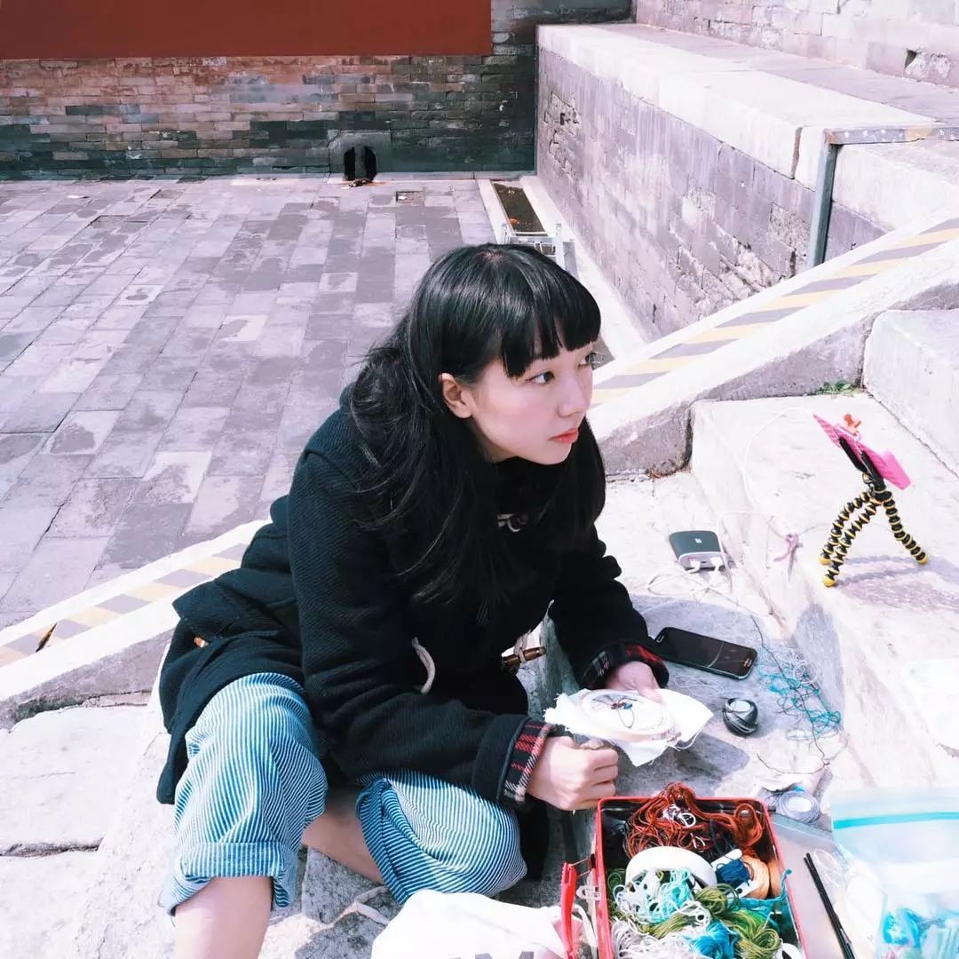 姑娘带着针线去旅游,刺绣记录最美风景，Gucci都找她合作！