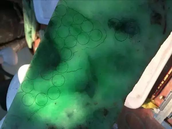 赌石切出一亿紫金石后众人傻眼,200块的赌石切出五彩翡翠