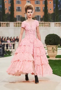 chanel香奈儿1995年时装秀,chanel香奈儿2015高级时装秀