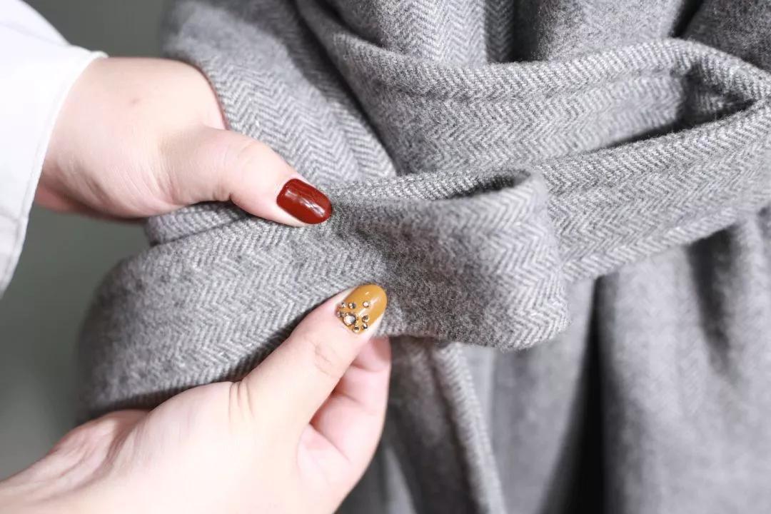 皮风衣腰带后面系法,风衣后面的腰带怎么系好看