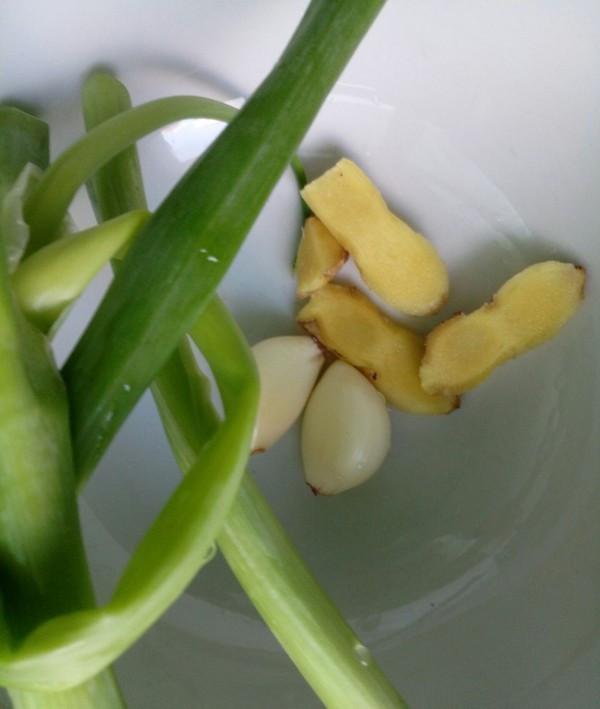 炖鲫鱼汤下来扔什么料,炖鲫鱼汤把鱼弄碎好还是不弄碎