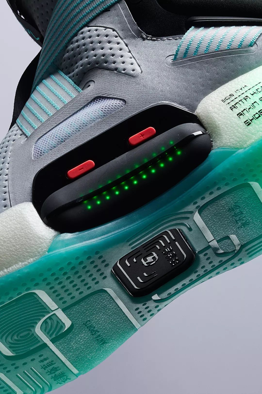 安踏充气蓄能舱篮球鞋,安踏底部有很多透气孔的鞋