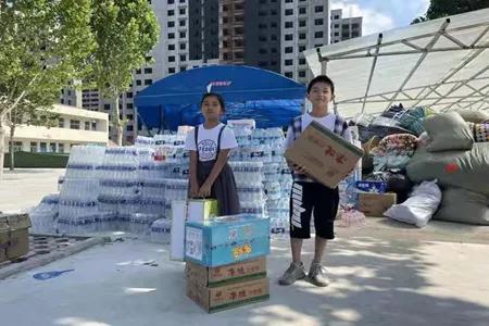 风雨同担抗汛情爱心捐赠暖人心