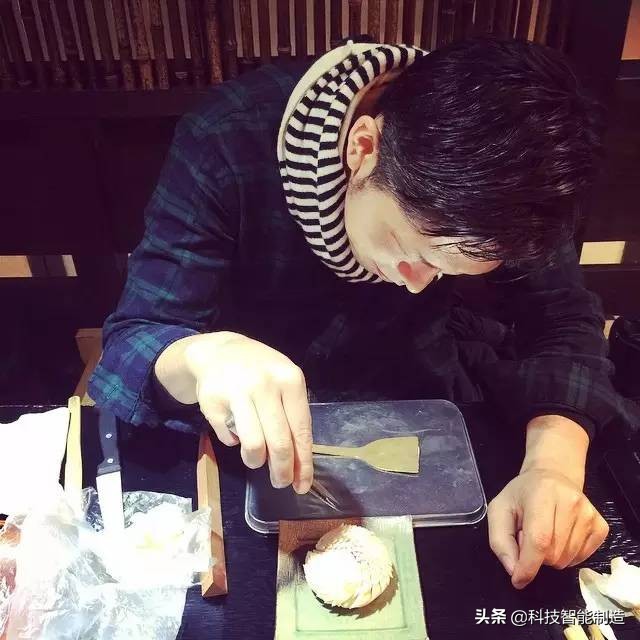 他说自己不是日本匠人，而是和果子艺术家，他做的和果子不忍吃掉