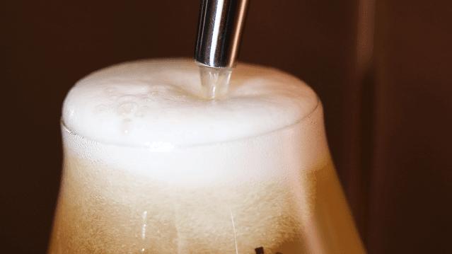 外国人喝中国精酿,泥煤味精酿