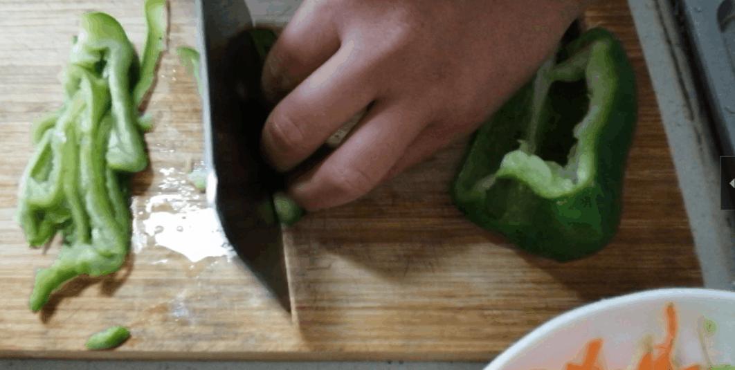 酱油炒面粘锅,炒粉炒面一放酱油就粘锅