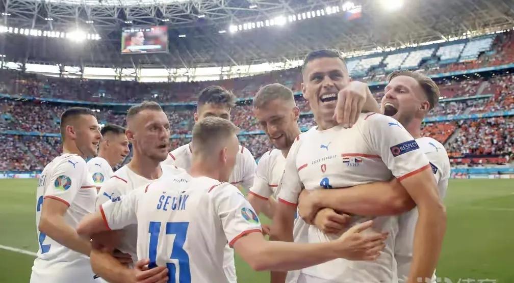 足球疯狂冲锋,足球的另外一个称呼