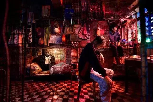 香港鸽笼房和棺材房真实生活,香港的棺材房是怎么样的