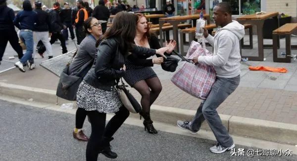 电影里的大厦倒塌现场,电影里建筑物突然崩塌的片段