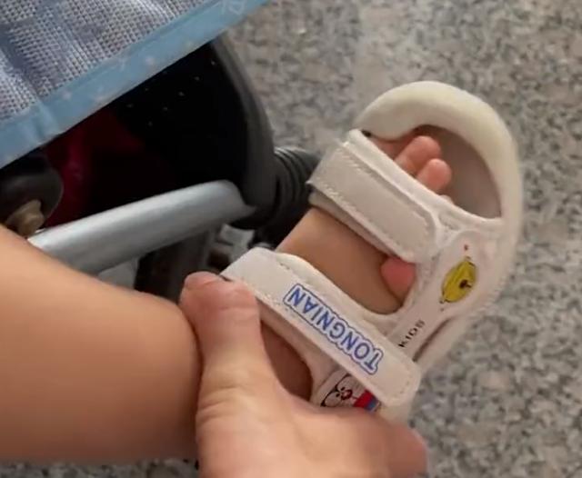 爸爸给宝宝穿鞋脚趾头在外面,爸爸给儿子穿鞋露脚趾